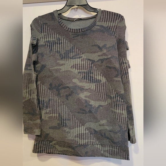 Jodifl women's long sleeve with cut-outs, ribbed, camo print shirt - Picture 1 of 5